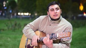 Круто спел на гитаре