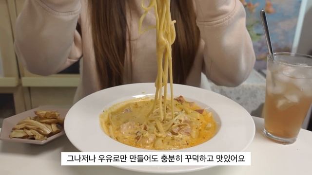 ENGvlog?불닭볶음면에 대패삼겹살 김밥 만들어 먹고 ?마라크림파스타 뜨끈한 김치찌개에 통돌이 목살구이 실패한 호텔식오믈렛과  소소한 크리스마스 준비하는 집순이일상?