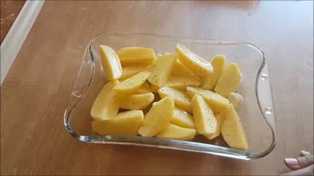 Cartofi cu măsline și rozmarin la cuptor.