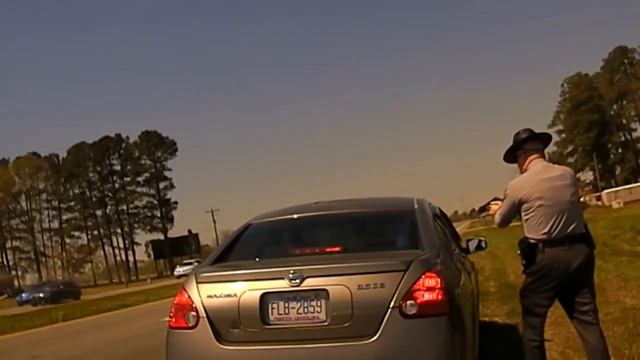 Офицер полиции остановил подозрительный автомобиль, а затем возникла опасность смотреть онлайн