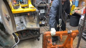 Сварка каретки экскаватора-погрузчика fiat kobelco.