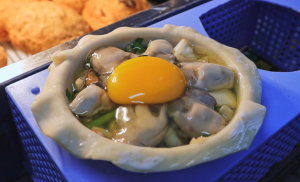 Жареные пельмени с устрицами, яйцом и капустой — получилось очень вкусно!