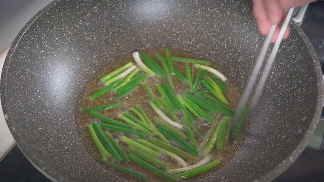 这才是鸡肉简单好吃的做法，葱油焖鸡家常做法，葱香浓郁鲜嫩多汁。懒人版葱油鸡的做法，鸡肉嫩滑鲜美，实在太好吃了Scallion Chicken Recipe#葱油焖鸡#葱油鸡#葱油做法#焖鸡肉#烧鸡