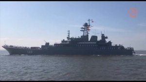 Большой десантный корабль «Королев» на параде в День ВМФ