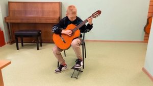 1) Ф. Карулли - Прелюдия ре мажор. 2) Г. Сайказ - Менуэт. Играет Неприн Владимир. Лянторская ДШИ 2.