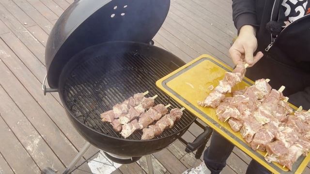 Шашлык из свинины! Простой с сочный рецепт маринада свиной шеи смотреть онлайн