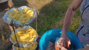 Кау приготовить картошку с курицей в самодельном тандыре из бочки.