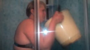 Обливание холодной водой .