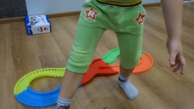 Гибкий светящийся трек с электронной светящейся машинкой DIY TRACK electric car смотреть онлайн