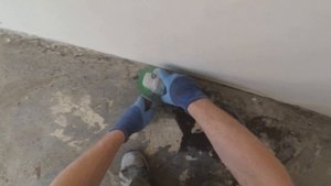Ровняем старую стяжку алмазной чашкой. + Снятие смолы (битум) с пола.