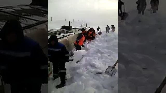 Тепловоз занесло снегом смотреть онлайн