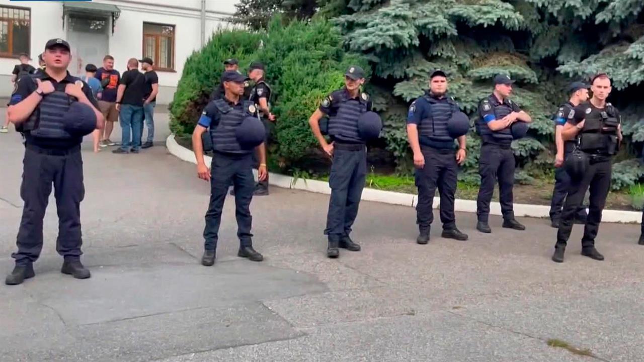 Украинские силовики стягивают подкрепление к стенам Киево-Печерской лавры