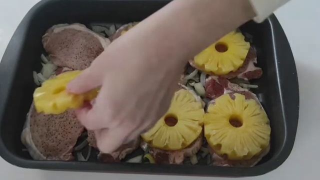 Мясо с ананасами в духовке