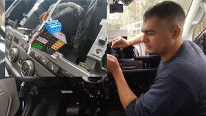 Установка камеры заднего вида с омывателем. Volkswagen Caravelle T6.