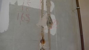 Как заделывать штробы в стене