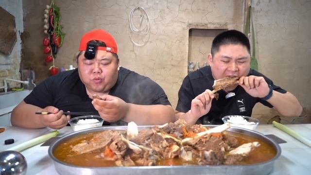 听说吃牛肉不长胖，猴哥炖一锅西红柿牛排，连汤带肉，就是太费米饭！【胖猴仔】