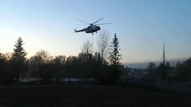 Вертолет МЧС набирает воду из пруда Миндерево смотреть онлайн