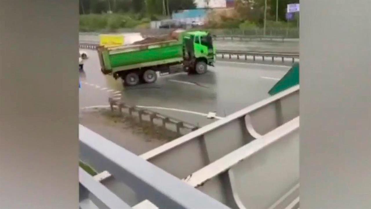 Во Владивостоке грузовик с поднятым кузовом снес пешеходный мост