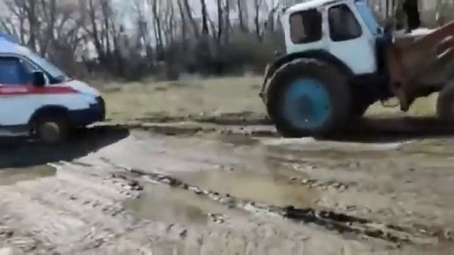 Скорая застряла в грязи в Ростовской области