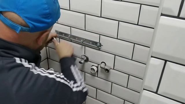 УСТАНОВКА ПОДВЕСНОЙ ТУМБЫ С РАКОВИНОЙ СВОИМИ РУКАМИ.  Монтаж смесителя и сифона.