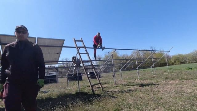 Монтаж 300 солнечных панелей за 3 дня! | Строим СЭС своими силами! смотреть онлайн