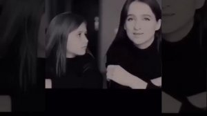 девочке три, она едет у папы на шее...