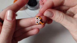 Фигурка котик из бисера в шапочке тигра в технике крестик