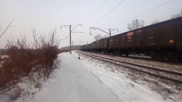 Система электровозов 2ЭС5К-186/187 "Ермак" с грузовым поездом зимним утром на Транссибе. смотреть онлайн