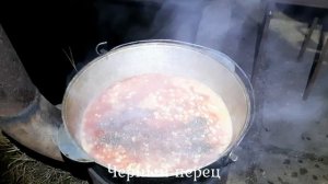 Фасоль в томатном соусе в казане на костре