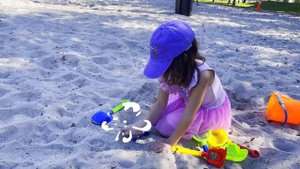 Дети любят играть и веселиться | Даниэла на игровой площадке | Видео для детей