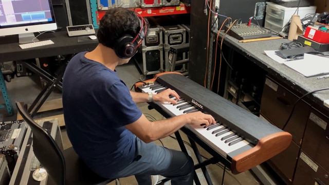 Valente Electric Piano Improvisations смотреть онлайн