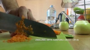 Нож ZWILLING ARTIS SANTOKU (38337-181-0) нарезка морковки