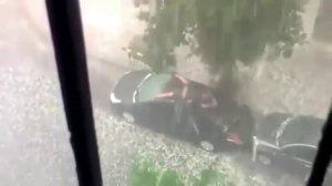 Мужик защищает машину от града! ОФИГЕТЬ