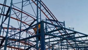 Американские горки. Эстримальный атракцион в центральном парке Караганды.
