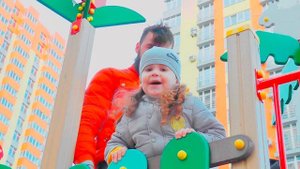 Наша прогулка на Детской Площадке Давид играет Прыгает Спускается с горок Катается на качелях ВЛОГ