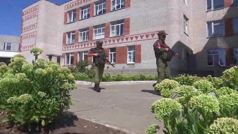Военные РФ защищают школы в Донбассе и на освобожденных территориях