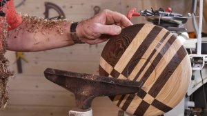 Александр Брюкнер точит новую тарелку / мозаичное точение венге и ясеня.