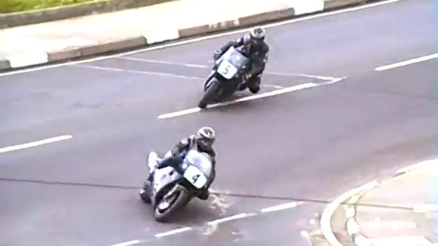 Joey v Robert -Clash of the Dunlops at NW200 1991 Honda v Norton смотреть онлайн