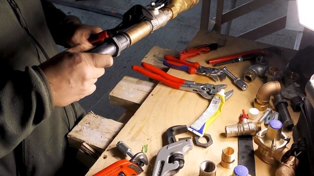 Как аккуратно закрутить латунные и бронзовые фитинги. смотреть онлайн