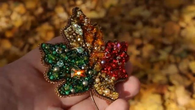 Брошь "Кленовый лист"