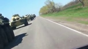 Огромная колонна российской бронетехники движется к границам Украины.
