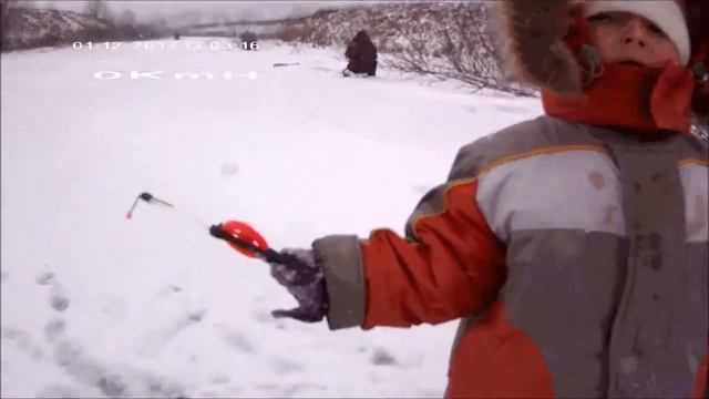 ДЕТИ НА ЗИМНЕЙ РЫБАЛКЕ смотреть онлайн