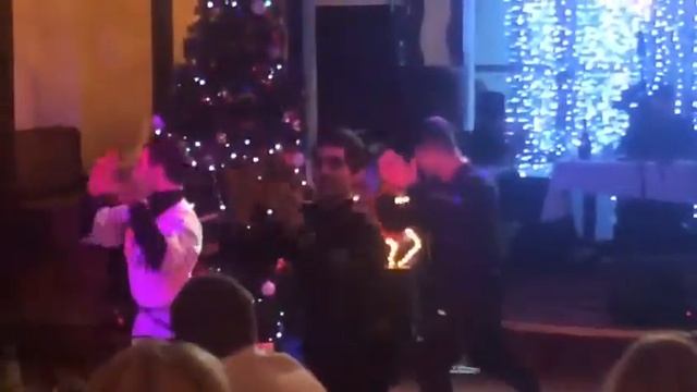 Новый год в ресторане "Семейный очаг" смотреть онлайн