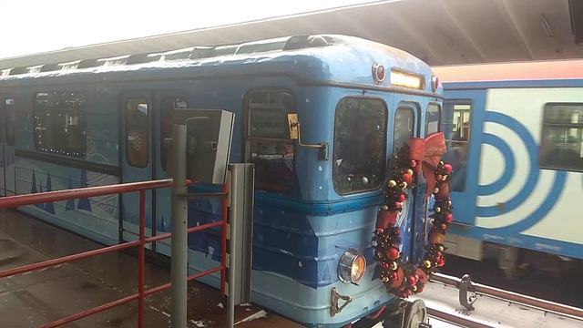 81-710 "Новогодний Ёж3" с приветливым машинистом на станции Выхино смотреть онлайн