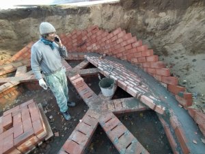 как строиться пол из кирпича, и почему он не падает (не провалится).