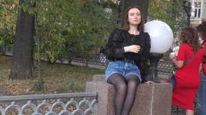 Москва. Девушки на Патриарших прудах. Теплый сентябрь 2023