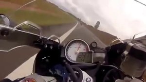 Сумасшедшая гонка BMW S1000 RR против Honda CBR 1000 по оживленной трассе // Мото гонки