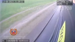 Парень вышел на ходу из автобуса