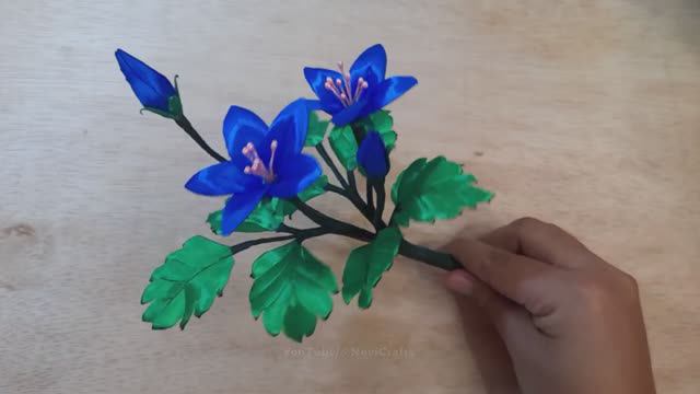 Сделай сам _ Как легко сделать цветок из атласной ленты