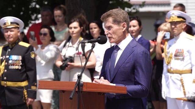 Губернатор Приморья вручил аттестаты выпускникам Нахимовского военно-морского училища. смотреть онлайн